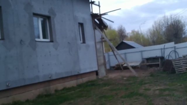 Дом в базовом армирующем слое простоял так два года, сейчас продолжение работ окраска