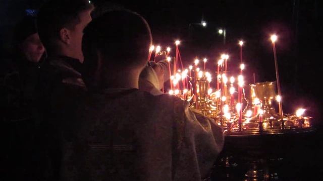 Пасха, Псков. Храм Александра Невского. Мальчики ставят свечи.