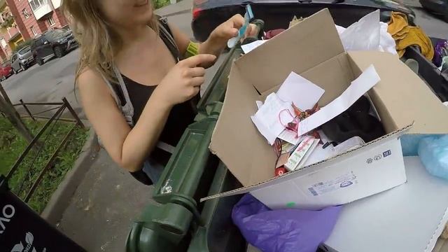 Поиск находок на мусорках в СПБ, сувениры, еда, телефоны смотреть онлайн