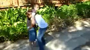 девушка поднимает парня