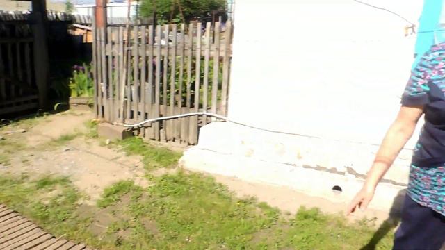 Грязь с трех дорог стекает в частный двор в Бердске