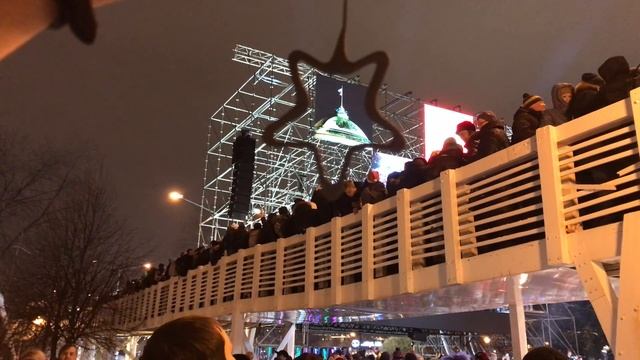 Bridge Collapse in Moscow's Gorky Park on New Year's Eve || ViralHog смотреть онлайн