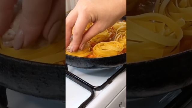 Гнезда из макарон с фаршем на сковороде смотреть онлайн