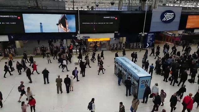 London Waterloo Station Timelapse смотреть онлайн