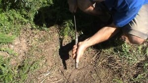 Устанавливаем зонт от солнца в твердый грунт