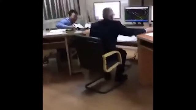 Напугали деда в офисе смотреть онлайн