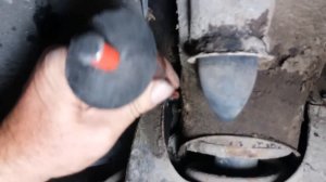 Как выбить болт верхнего рычага на классике.