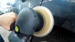 Убираю крупные царапины на кузове автомобиля, с помощью полировки.