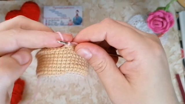 Подробный бесплатный мастер-класс, пошагово крючком. Игольница-пирожное из любой пряжи. И.Полищук смотреть онлайн
