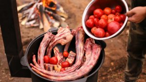 Вот так нужно готовить говяжьи хвосты в казане на костре.