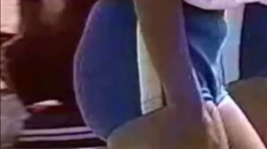 Японские студенты маршируют на спортивном дне