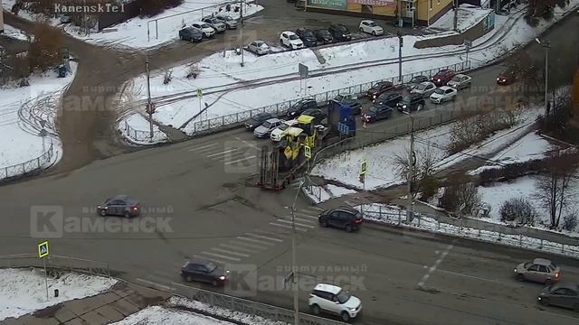 В Каменске-Уральском большегруз снес дорожное ограждение и уехал смотреть онлайн