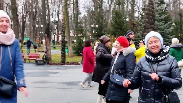 ЦЕЛУЙ, ЦЕЛУЙ, МЕНЯ ЦЕЛУЙ МОЯ ДЕТОЧКА!??/ТАНЦЫ В ПАРКЕ ГОРЬКОГО ХАРЬКОВ ДЕКАБРЬ 2021 смотреть онлайн