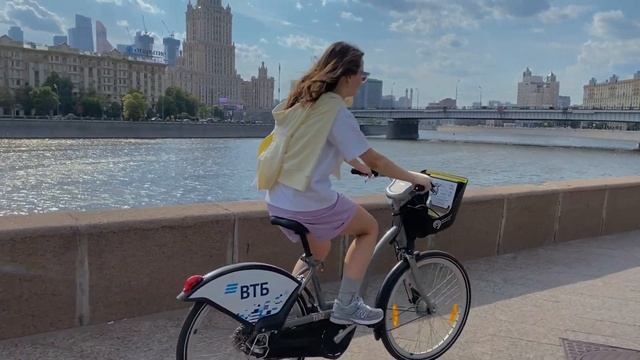Куда сходить в Москве летом? | Идеальный выходной, велопрогулка по набережной и бассейн "Лужники" смотреть онлайн