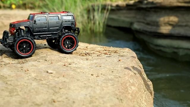 Джип на радиоуправлении вытаскивает грузовичка смотреть онлайн