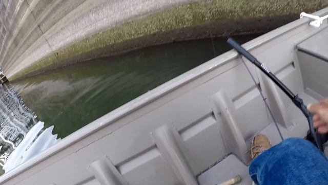 Sauger Fishing - Catching Sauger and Bass At Guntersville Dam смотреть онлайн