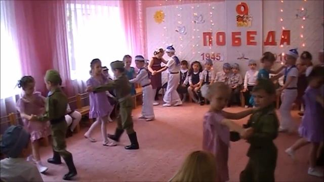 Военный вальс "В лесу прифронтовом" старшая группа (автор Каравашкина Людмила) смотреть онлайн
