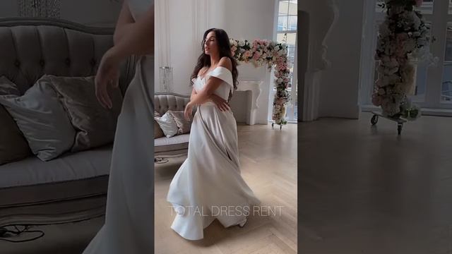 Атласное свадебное Мила с разрезом на ноге и спущенными плечами.