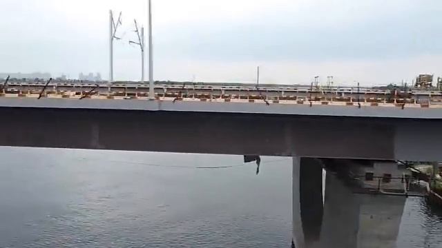 Переезд через Днепр в Киеве по Дарницкому ж/д мосту смотреть онлайн