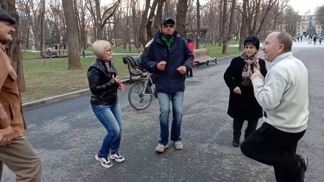 Ая яй,яй,девченка!!!Танцы сегодня в саду Шевченко!!!! смотреть онлайн