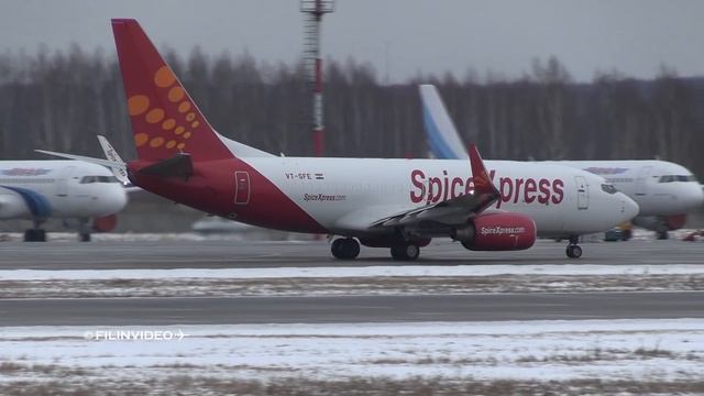 ✈Разогнался на рулении и замахал крылом. Маленький грузовик - Боинг 737 смотреть онлайн