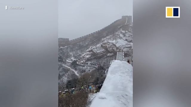 Tourists struggle to climb icy Great Wall of China смотреть онлайн