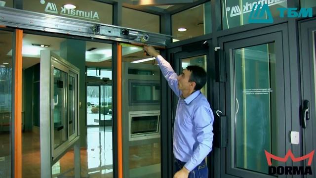 Монтаж механики автоматической раздвижной двери DORMA смотреть онлайн
