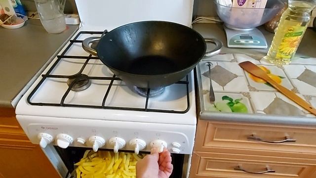 ПРИГОТОВЛЕНИЕ КАРТОШКИ ФРИ СВОИМИ РУКАМИ ПОДРУЧНЫМИ СТОЛОВЫМИ ПРИБОРАМИ! АПГРЕЙД ПРОЦЕССА. смотреть онлайн