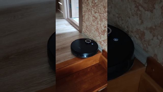 Робот-пылесос Midea S8+ преодолевает порог и борется с лестницей. смотреть онлайн