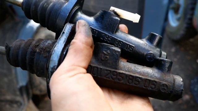 Mercedes T1 Clutch Master & Slave Cylinder Replacement смотреть онлайн