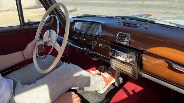 Driving a Hydrak in the city - 1959 Mercedes 220S Ponton смотреть онлайн