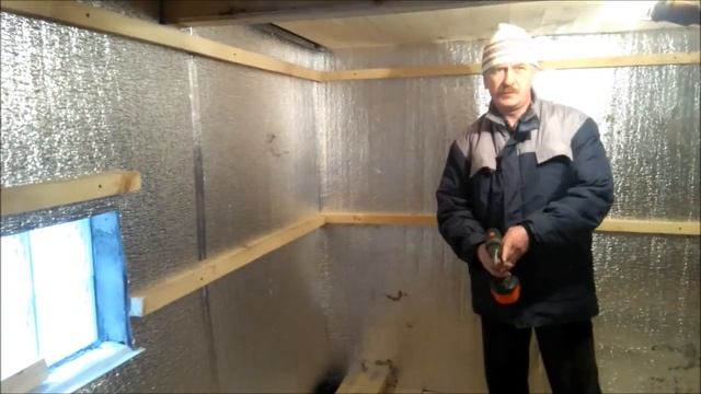 Внутренняя обшивка бани Часть 2 (укладываем фольгированный утеплитель) смотреть онлайн