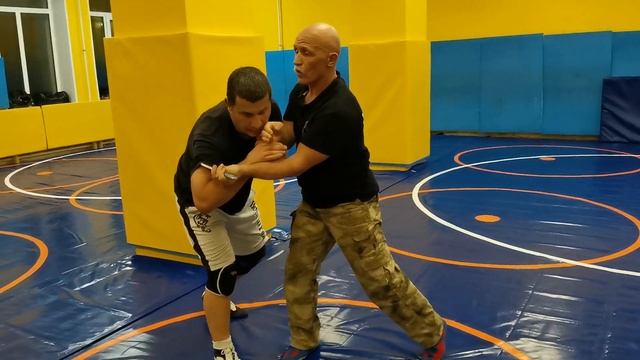 Подводящие упражнения с ножом в паре для боя в ограниченном пространстве В Н Крючков смотреть онлайн