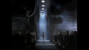 Macintosh от Apple 1984 года выпуска. новаторский ролик транслировался во время Суперкубка 1984 г.