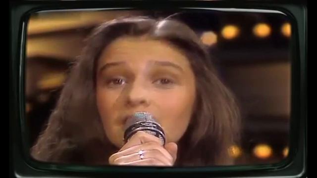 ANDREA JUERGENS performs MAMA LORRAINE смотреть онлайн
