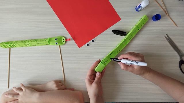 Объемные змейки из бумаги. Поделки с детьми | Crafts with children смотреть онлайн