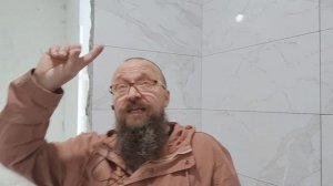 Когда надо ставить ванну до плитки или после???