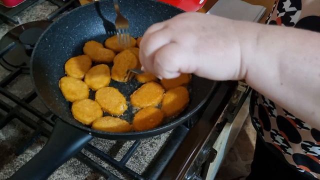 Готовим куриные наггетсы.Делаем соус и салат из свёклы. смотреть онлайн