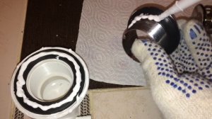 Установка сифона в душевой кабине. Использовать силикон обязательно!!!