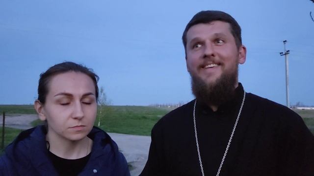 Батюшка Иоанн и матушка Ольга из Свято-Троицкого храма в Мариуполе о гуманитарной ситуации в городе смотреть онлайн