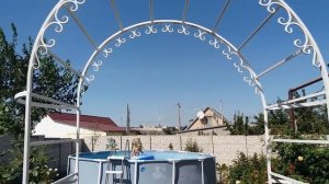 Садовая кованная арка и опора для плетистых роз.