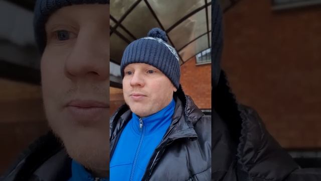 У вас завалился навес? Такое бывает, значит при строительстве не было расчётов нагрузок.