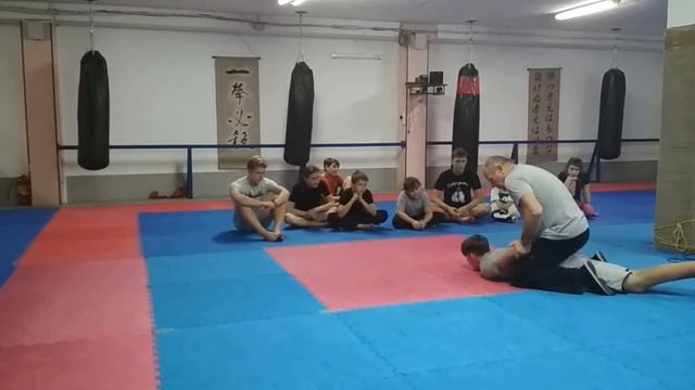 Сопроводить грубияна куда-нибудь... смотреть онлайн