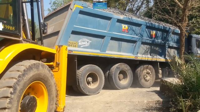 3718 Tata Hyva Truck Stuck Unable To Move Pulled By JCB Backhoe Loader - Indian Heavy Vehicles. смотреть онлайн