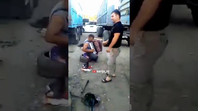 Шамиль поёт для друзей дальнебойщиков. Прекрасная песня🎶🎤🎵 смотреть онлайн