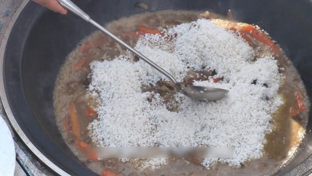 Bought some lamb legs for 200 yuan, and Brother Monkey made a big pot of hand-picked rice to eat! смотреть онлайн