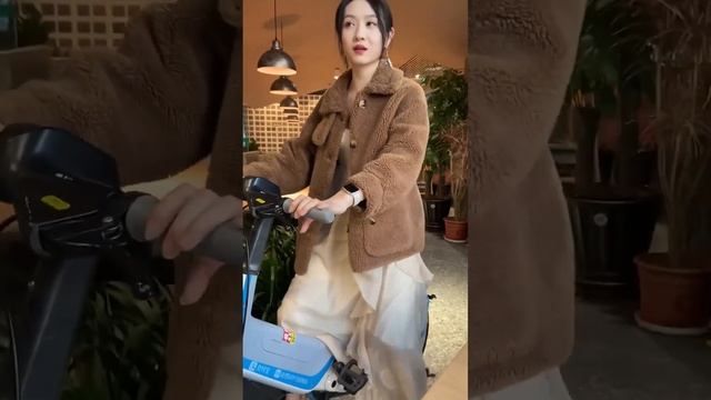 故意用放屁垫整蛊王美丽，没想直接把真的崩出来了，我哥当场破防【不次辣条的王美丽】 смотреть онлайн