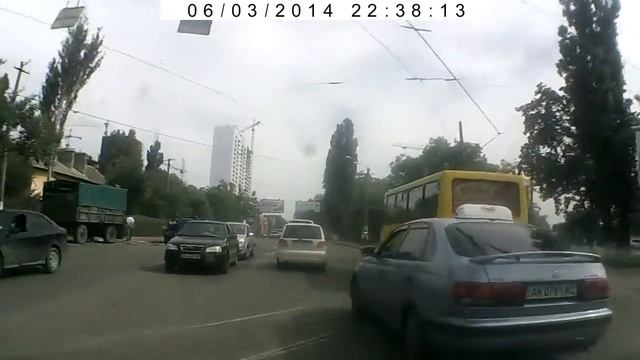 AX0791AC Таксист на Карине Е в г.Одесса не смотрит в зеркала