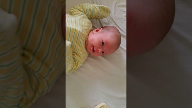 Пытаемся агукать и улыбаться, 2 месяца 7 дней смотреть онлайн