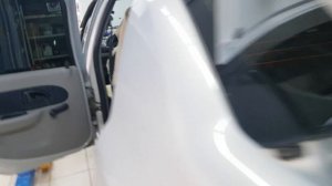 Рено Символ. Не закрывается багажник с ключа.